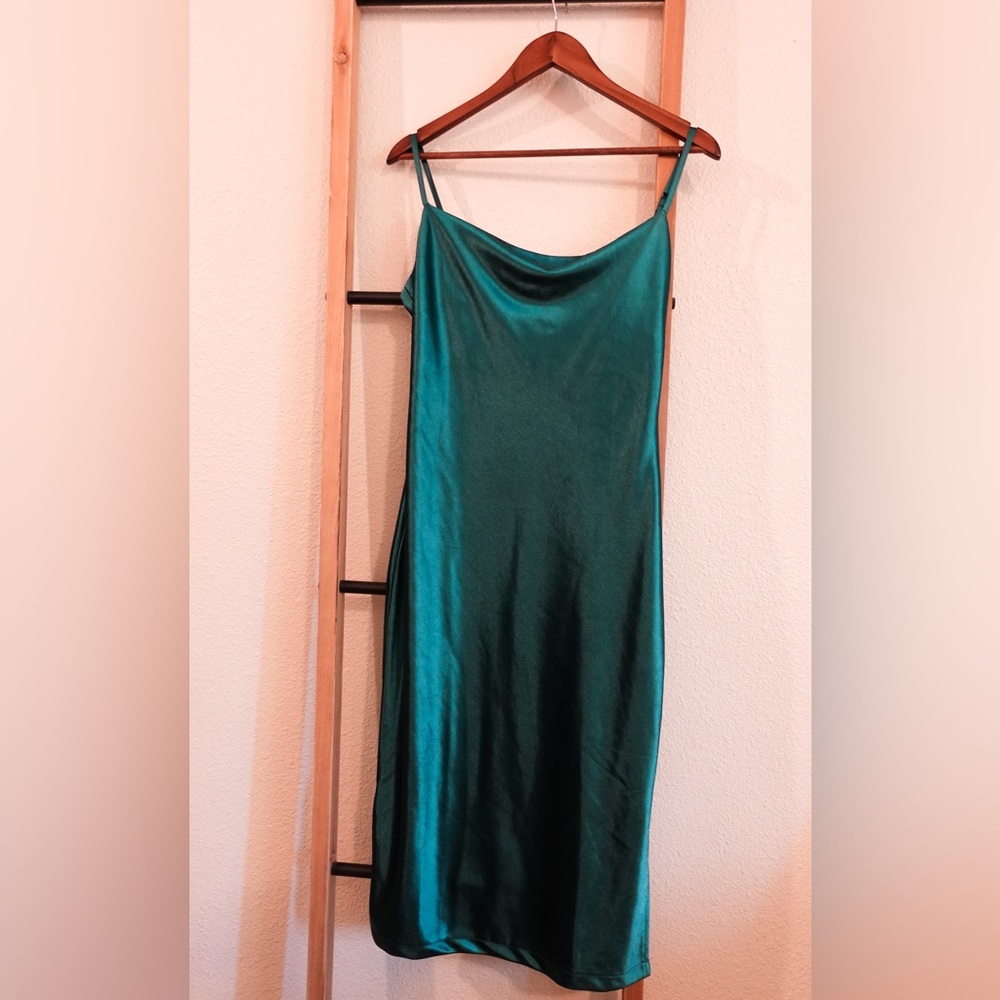 womens silky satin midi dress • emerald green • size medium